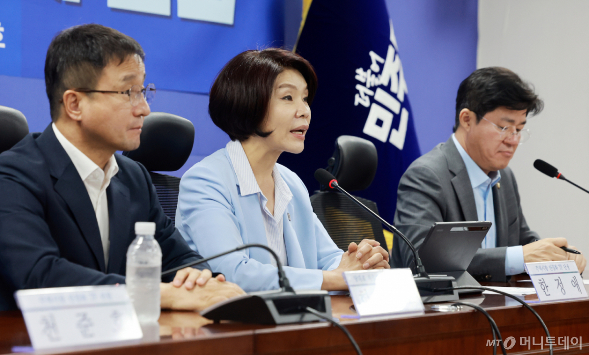 (서울=뉴스1) 이호윤 기자 = 한정애 더불어민주당 정책위의장이 12일 서울 여의도 국회에서 열린 주택시장 안정화 TF 제1차 회의에서 모두발언하고 있다. 2026.8.12/뉴스1 Copyright © 뉴스1. All rights reserved. 무단 전재 및 재배포, AI학습 이용 금지. /사진=(서울=뉴스1) 이호윤 기자
