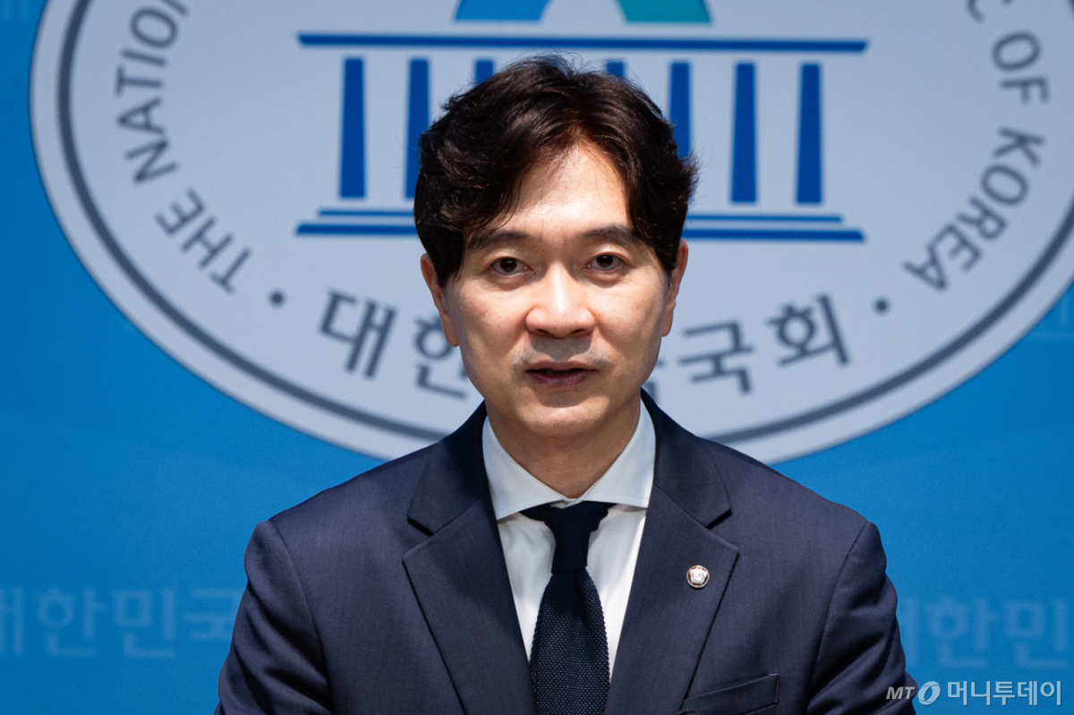 (서울=뉴스1) 유승관 기자 = 박성훈 국민의힘 수석대변인이 10일 서울 여의도 국회 소통관에서 현안 관련 논평을 하고 있다. 2026.7.10/뉴스1 Copyright © 뉴스1. All rights reserved. 무단 전재 및 재배포, AI학습 이용 금지. /사진=(서울=뉴스1) 유승관 기자