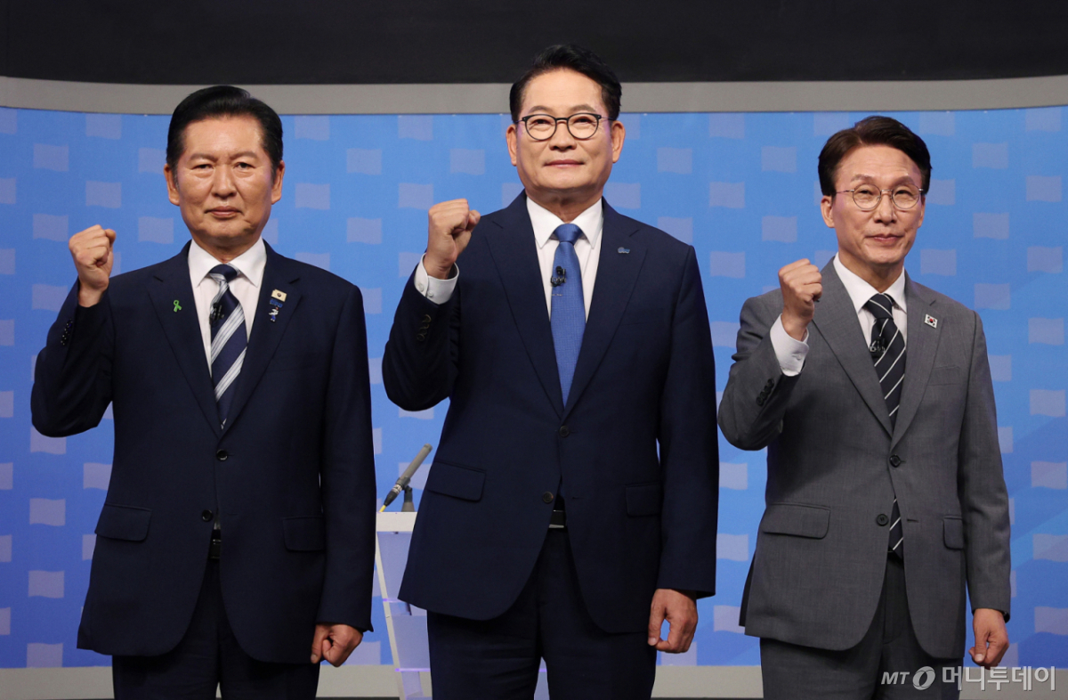 (서울=뉴스1) 국회사진기자단 = 더불어민주당 정청래(왼쪽부터), 송영길, 김민석 당대표 후보가 12일 서울 양천구 목동 SBS에서 열린 당대표 후보자 토론회에 앞서 기념 촬영을 하고 있다. 2026.8.12/뉴스1 Copyright © 뉴스1. All rights reserved. 무단 전재 및 재배포, AI학습 이용 금지. /사진=(서울=뉴스1) 국회사진기자단