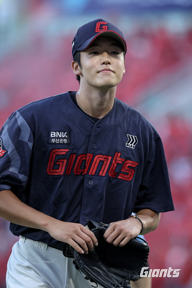 롯데 신인 김한결이 12일 인천 SSG전에서 역투하고 있다. /사진=롯데 자이언츠 제공