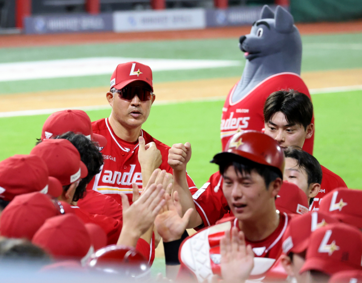 SSG 이숭용 감독(왼쪽)이 조형우(가운데) 등 승리한 선수단을 격려했다. /사진=강영조 선임기자