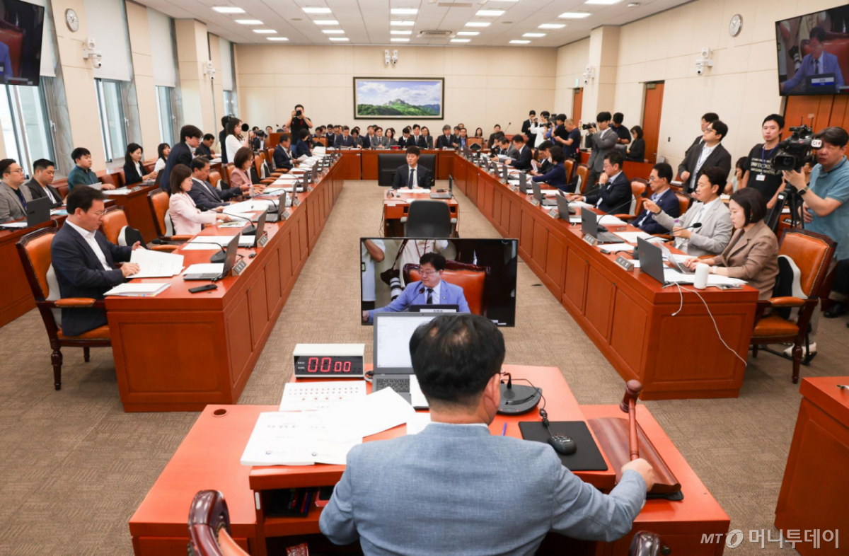 [서울=뉴시스] 김근수 기자 = 12일 오전 서울 여의도 국회에서 기후에너지환경노동위원회 전체회의가 열리고 있다. 2026.08.12. ks@newsis.com /사진=김근수