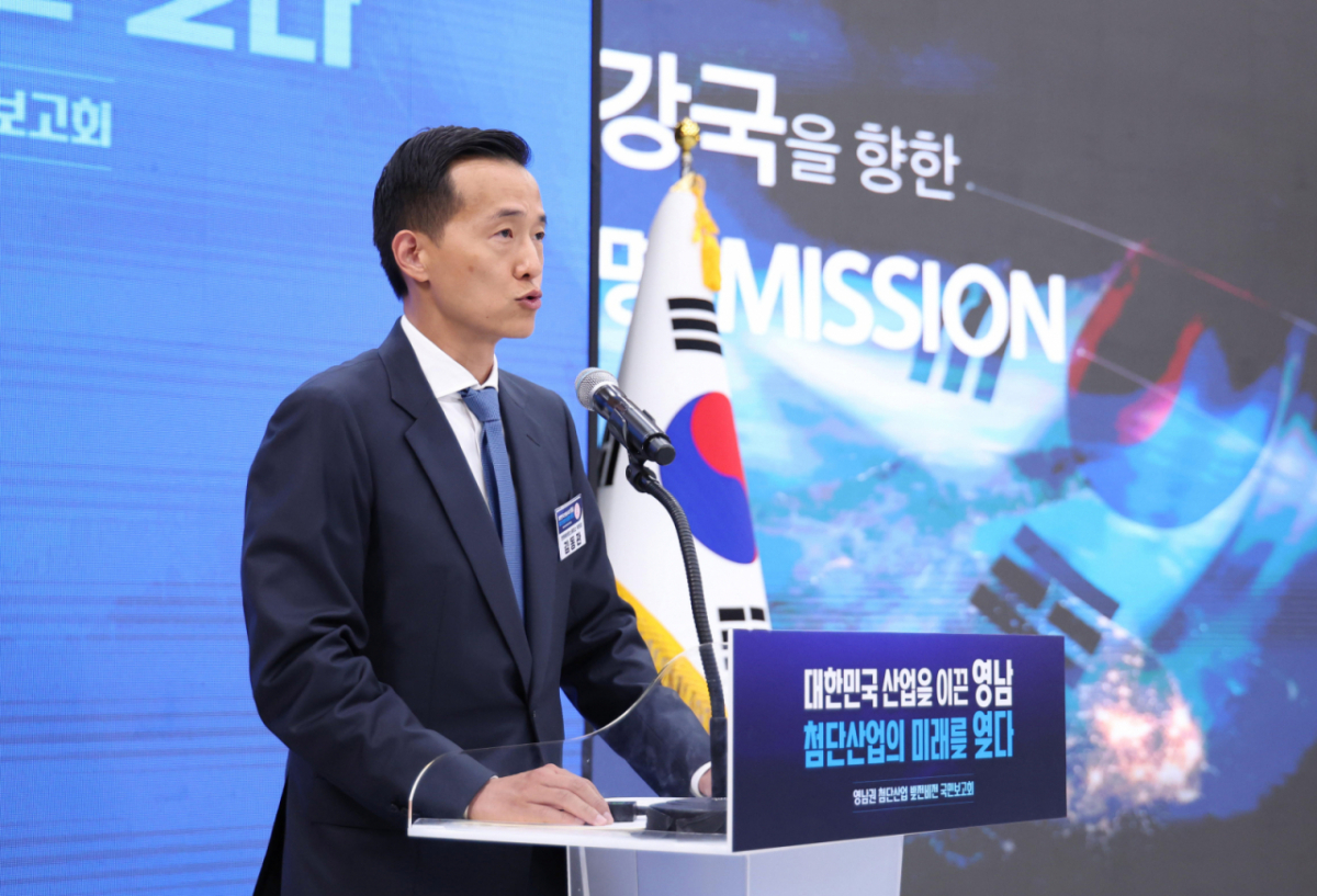 김동관 한화그룹 수석부회장이 지난달 경남 진주시에서 열린 영남권 첨단산업 발전비전 국민보고회에서 발표하고 있다 /사진=뉴스1