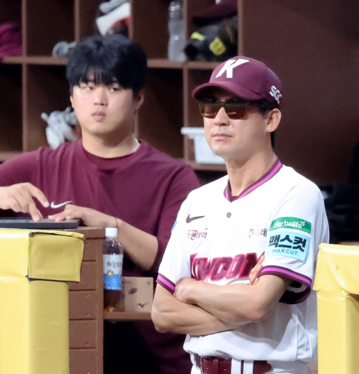 키움 설종진 감독이 23일 고척스카이돔에서 열리는 2026KBO리그 키움히어로즈와 삼성라이온즈 경기에서 그라운드를 응시하고 있다.. 2026.07.23. /사진=강영조 cameratalks@