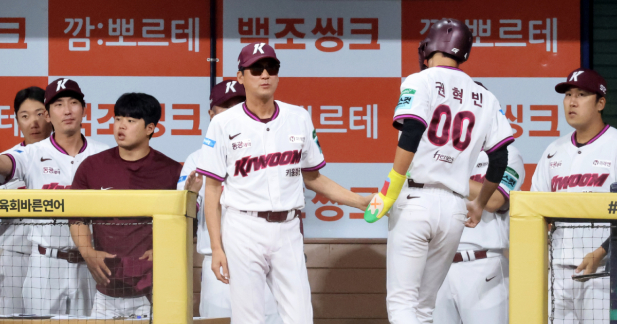 키움 권혁빈이 12일 고척스카이돔에서 열린 2026KBO리그 키움히어로즈와 LG트윈스 경기 6회말 1사 2루에서 서건창의 적시타에 득점하며 설종진 감독의 축하를 받고 있다. 2026.08.12. /사진=강영조 cameratalks@