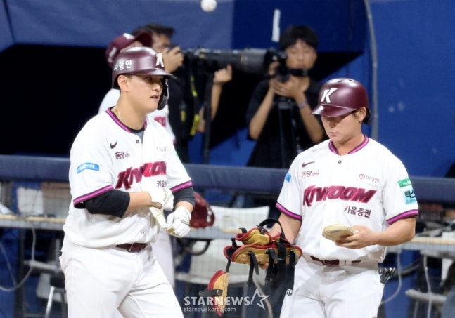 키움 김건희가 12일 고척스카이돔에서 열린 2026KBO리그 키움히어로즈와 LG트윈스 경기 8회말 2사 2,3루에서 헛스윙 스트라이크아웃 낫아웃 상황에 몰리고 있다. 하지만 볼이 빠지며 박동원의 송구에도 불구하고 김건희는 1루에서 세이프되며 4-3 리드를 얻은 키움. /사진=강영조 선임기자