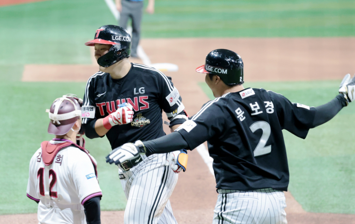LG 5번타자 문정빈이 12일 고척스카이돔에서 열린 2026KBO리그 키움히어로즈와 LG트윈스 경기 8회초 무사 1루 좌월투런홈런을 터트리며 홈인하며 축하를 받고 있다. 2026.08.12. /사진=강영조 cameratalks@