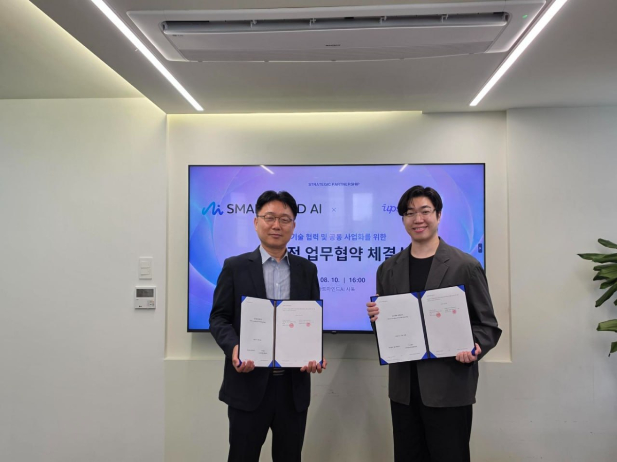 스마트마인드AI 김유겸 전무(CFO, 왼쪽)와 업스테이지 김자현 파트너사업 부문 대표가 협약식 후 기념촬영하고 있다/사진제공=스마트마인드AI