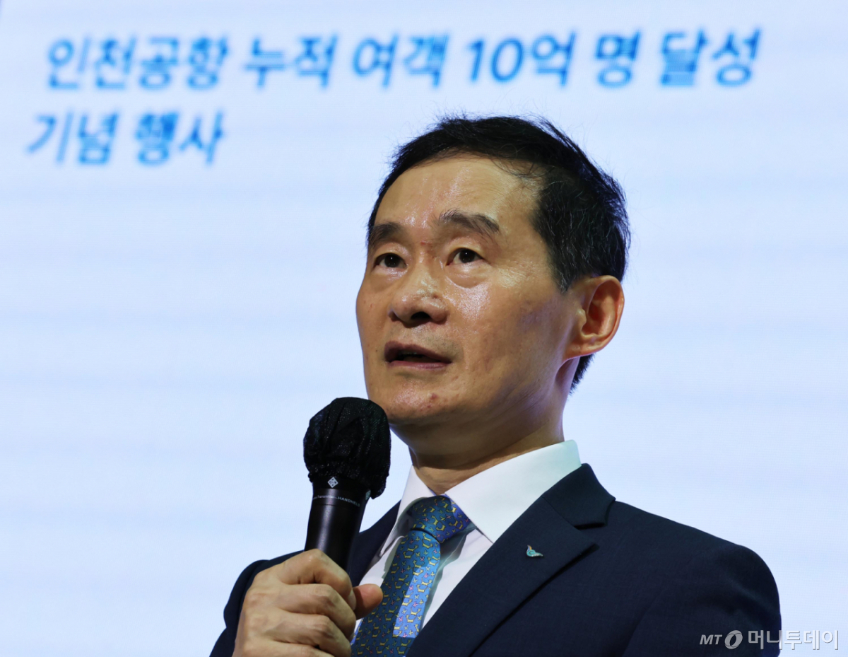 [인천공항=뉴시스] 박주성 기자 = 김범호 인천국제공항공사 사장직무대행이 7일 인천국제공항 제2여객터미널에서 열린 인천공항 누적 여객 10억명 달성 기념식에 참석해 기념사를 하고 있다. (공동취재) 2026.07.07. photo@newsis.com /사진=류현주
