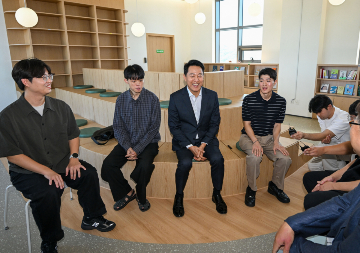 오세훈 서울시장이 12일 서울 구로구 개봉역 인근에 위치한 청년안심주택을 방문해 입주 청년들과 간담회를 하고 있다./사진=뉴스1