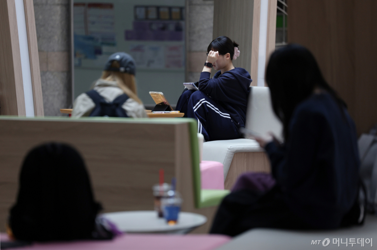 [서울=뉴시스] 서울 시내 한 대학교 일자리플러스센터 앞 로비에서 학생들이 공부를 하고 있다. 2026.04.15. /사진=(서울=뉴시스) 김진아 기자 