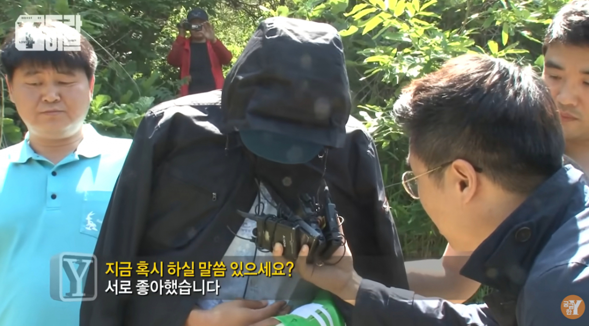 피해자 김씨의 시신이 암매장된 충북 제천의 한 야산에서 이씨가 취재진의 질문에 답하고 있다./사진=SBS 궁금한Y 화면 갈무리.
