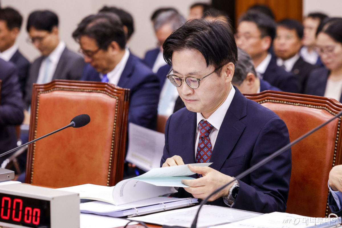 [서울=뉴시스] 정병혁 기자 = 김정관 산업통상부 장관이 12일 서울 여의도 국회에서 열린 산업통상자원중소벤처기업위원회 전체회의에 참석해 자료를 확인하고 있다. 2026.08.12. jhope@newsis.com /사진=정병혁