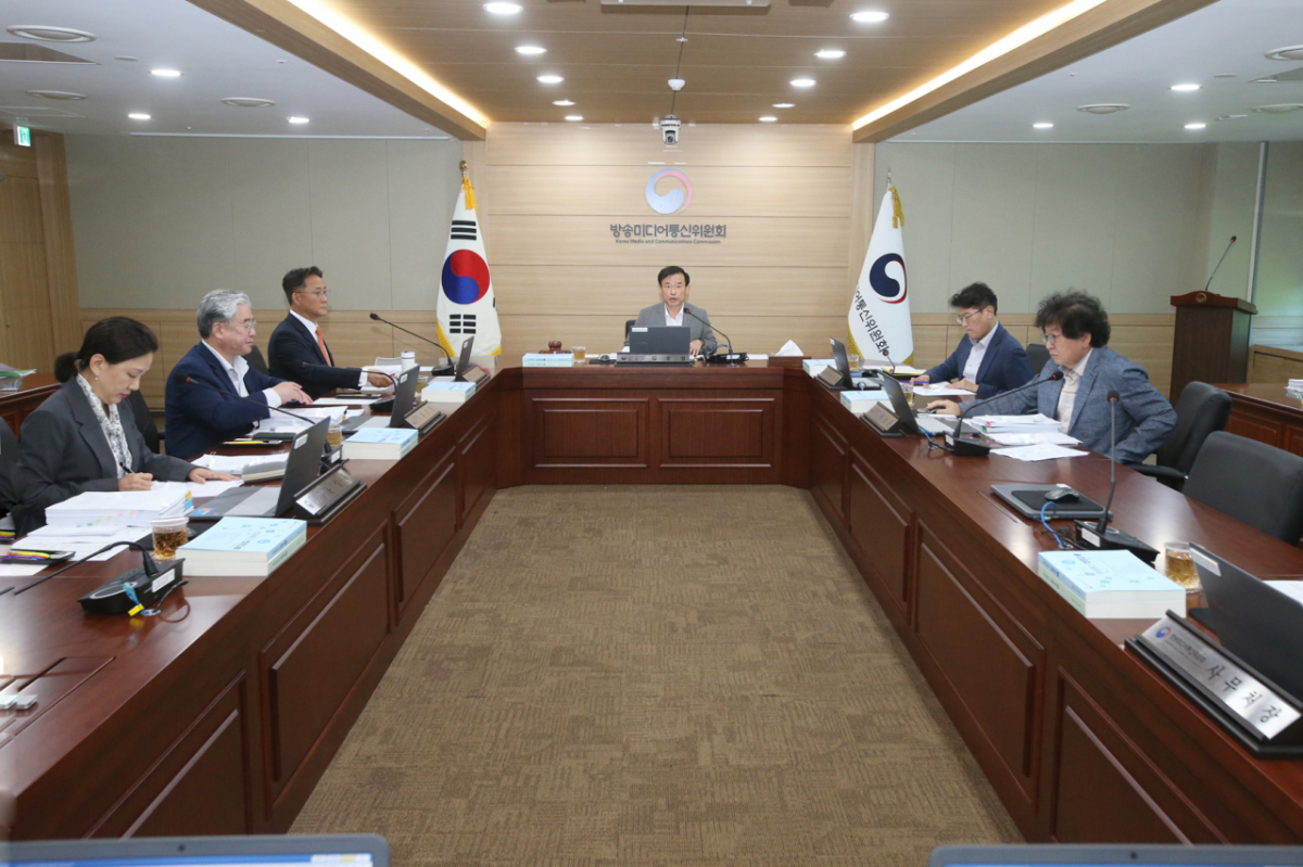 260812 김종철 방송미디어통신위원장(가운데)이 12일 정부과천청사에서 '2026년 제27차 전체회의'를 진행하고 있다./사진=방미통위