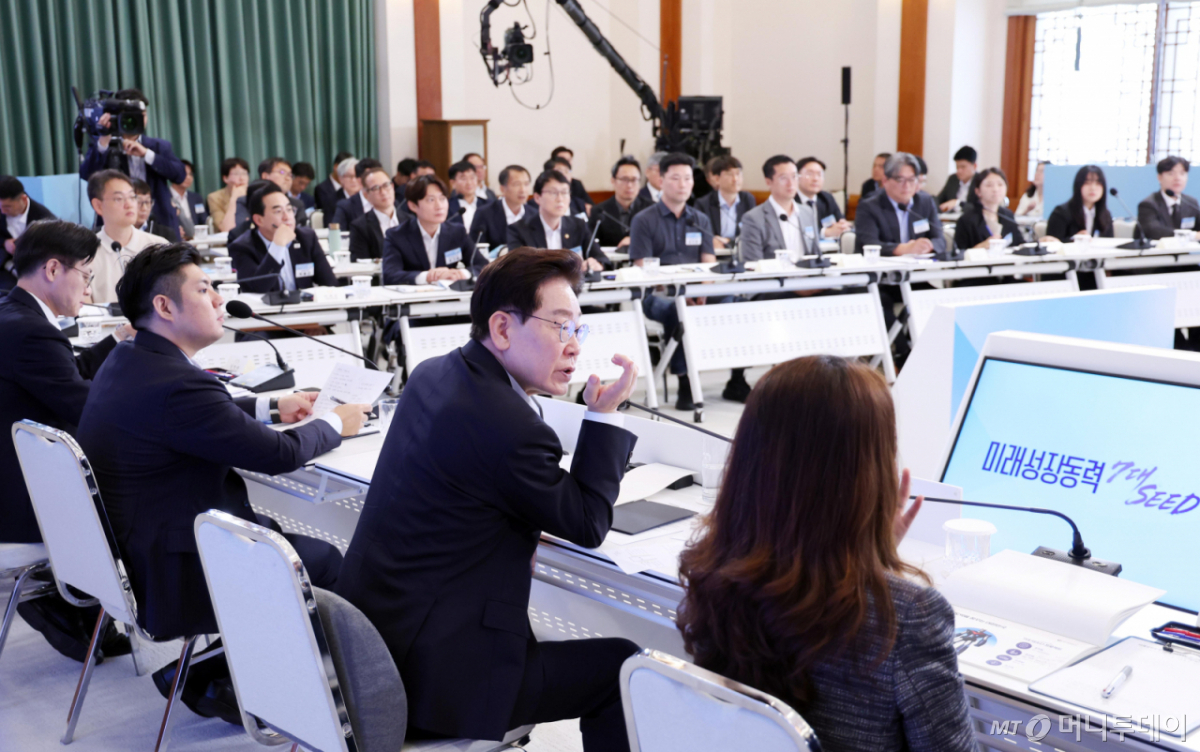 [서울=뉴시스] 조성봉 기자 = 이재명 대통령이 12일 청와대에서 열린 미래성장동력 7대 SEED 보고회에서 발언하고 있다. 2026.08.12. suncho21@newsis.com /사진=류현주
