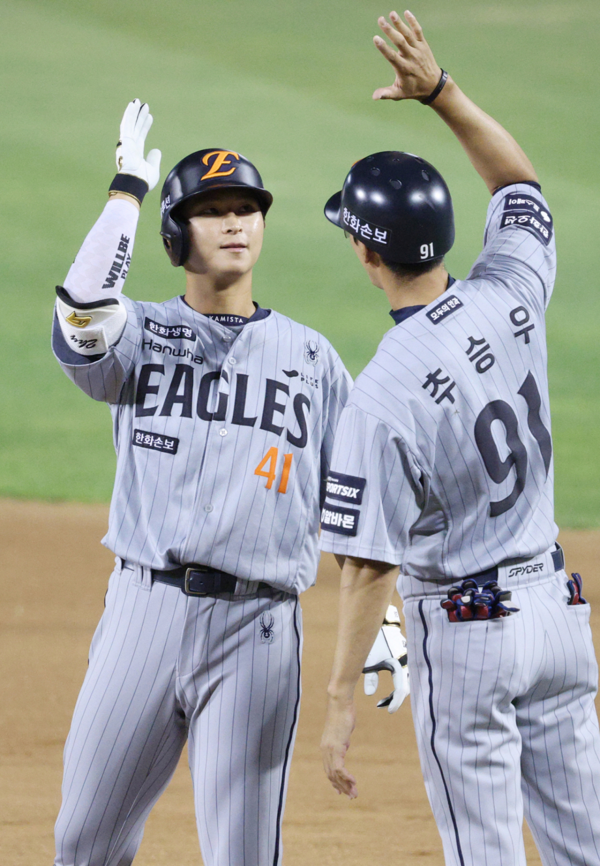 2026 신한 SOL KBO리그 두산 베어스 대 한화 이글스 경기가 12일 서울 잠실야구장에서 열렸다. 한화 최인호가 6회초 2사 1,3에서 1타점 적시타를 날리고 출루한 후 추승우 코치의 환영을 받고 있다. /사진=김진경 대기자