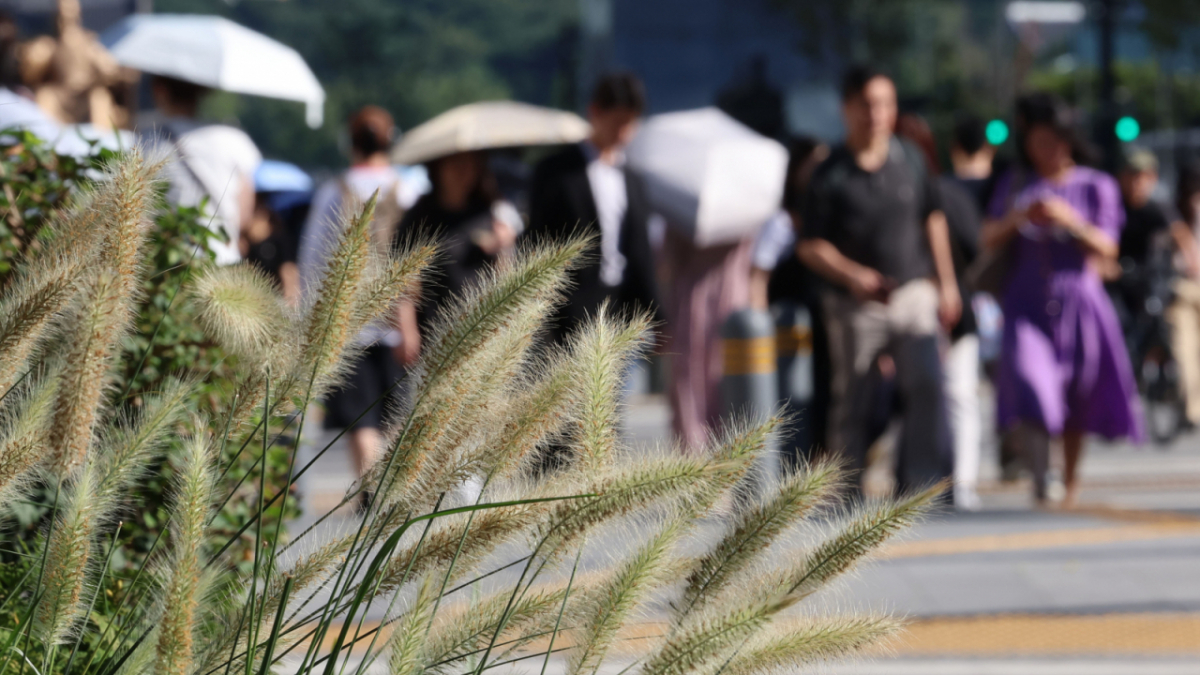 지난 12일 서울 종로구 광화문역 인근에서 시민들이 겉옷을 걸친 채 출근하는 모습. 13일은 아침에 비교적 선선하다가 낮 기온이 34도까지 오르는 등 다시 무더워지겠다./사진=뉴시스