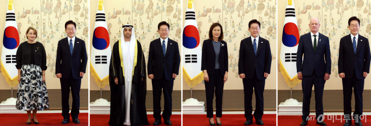 [서울=뉴시스] 조성봉 기자 = 이재명 대통령이 12일 청와대에서 열린 주한대사 신임장 제정식에서 (왼쪽 사진부터) 반다 마리아 디아스 스텔제르 세케이라 주한포르투갈대사,자말 알 수와이디 주한아랍에미트대사, 미셸 스틸 주한미국대사, 숀 호이 아일랜드 대사에게 신임장을 받고 기념 촬영을 하고 있다. (청와대통신사진기자단)2026.08.12. suncho21@newsis.com /사진=조성봉