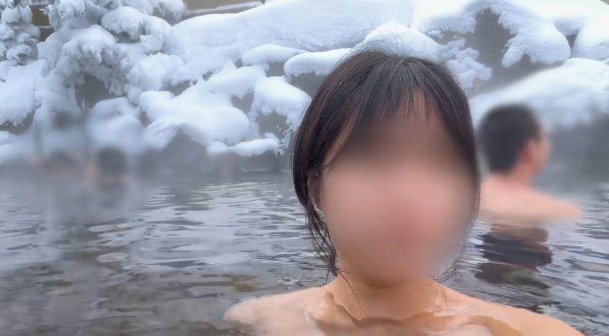 해당 온천은 영상 촬영을 금지하는 곳이었다. A씨 역시 이를 인지하고 있던 것으로 보인다. 그는 "촬영금지인 곳인데 제가 들어가든가 말든가 신경을 안 쓰고 촬영하는 분들이 계셨다"고 했다. 이어 "원래 하지 말라 하면 주변 사람의 눈치를 보게 되는데, 저를 신경 안 쓰더라. 그래서 '저도 같이 즐기자'고 하고 함께 (촬영을) 하는 중"이라며 "저만 모르는 뭔가 있는지 뒤에 들어오시는 분들도 그냥 다 촬영하더라"고 설명했다. /사진=유튜브 캡처