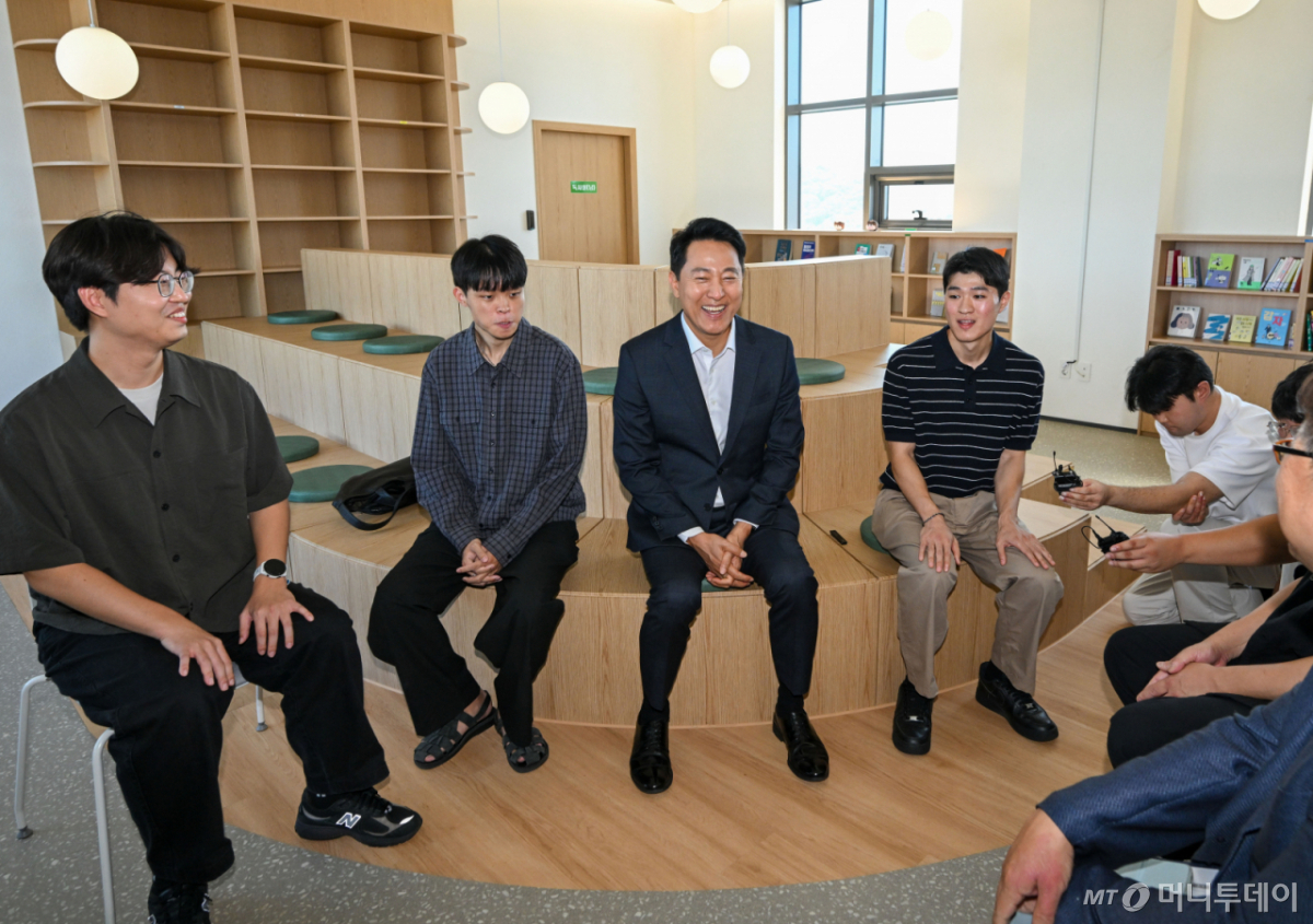 오세훈 서울시장이 12일 서울 구로구 개봉역 인근에 위치한 청년안심주택을 방문해 입주 청년들과 간담회를 하고 있다. /사진=뉴스1