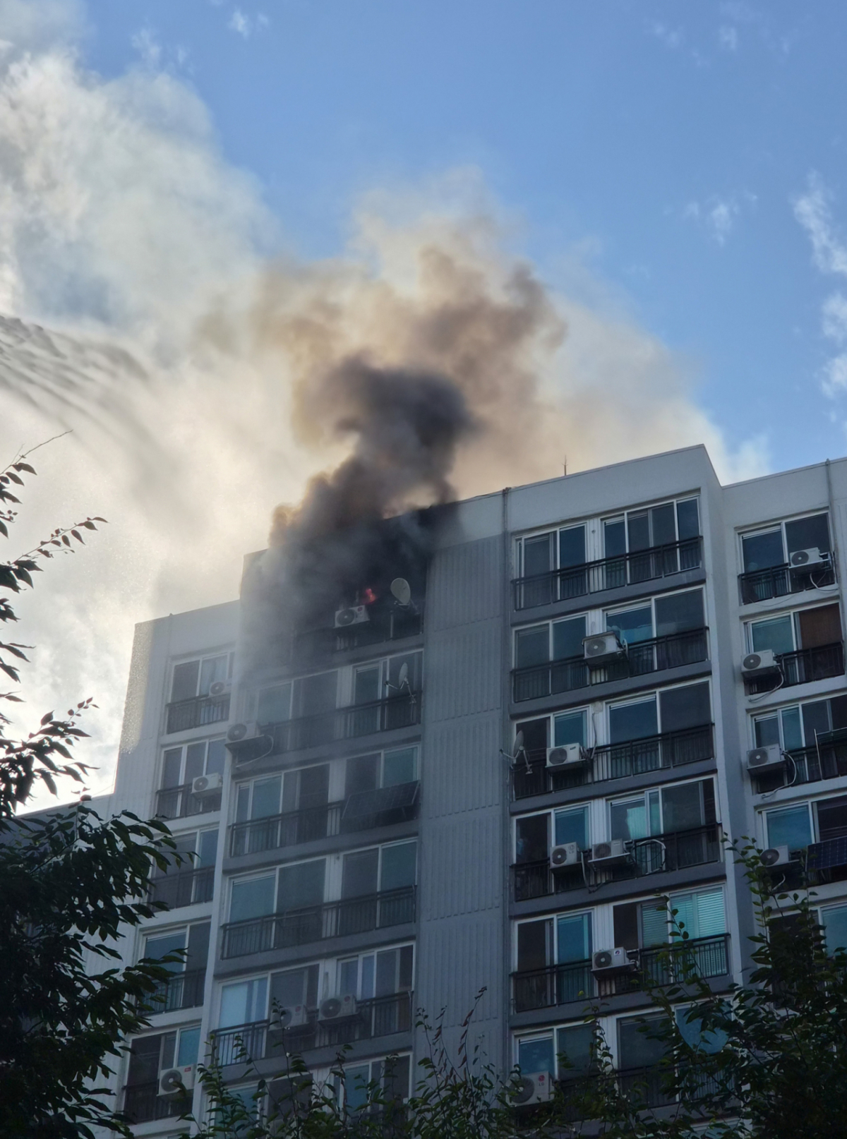 지난 11일 소방 당국 등에 따르면 이날 오후 4시55분께 서울 강서구 가양동 아파트 15층 한 세대에서 원인을 알 수 없는 불이 났다. /사진=뉴시스(독자 제공)