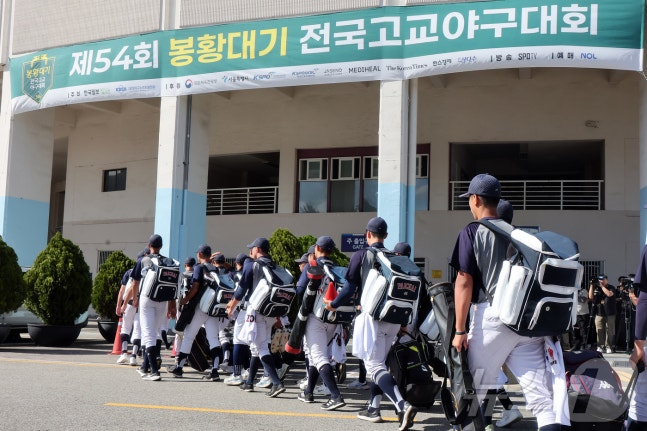 배재고 야구부가 12일 서울 목동야구장에서 열린 인천고와 제54회 봉황대기 전국고교야구대회 1회전을 앞두고 경기장에 입장하고 있다. /사진=뉴스1 제공