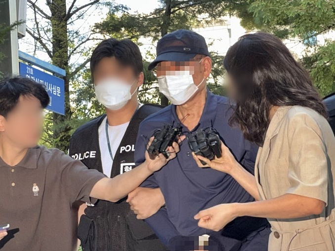 성폭력범죄의 처벌 등에 관한 특례법상 장애인 준강간 혐의를 받는 60대 남성 A씨는 12일 오후 2시쯤 영장심사를 받기 위해 인천지법에 모습을 드러냈다.2026.8.12 ⓒ 뉴스1 박소영 기자