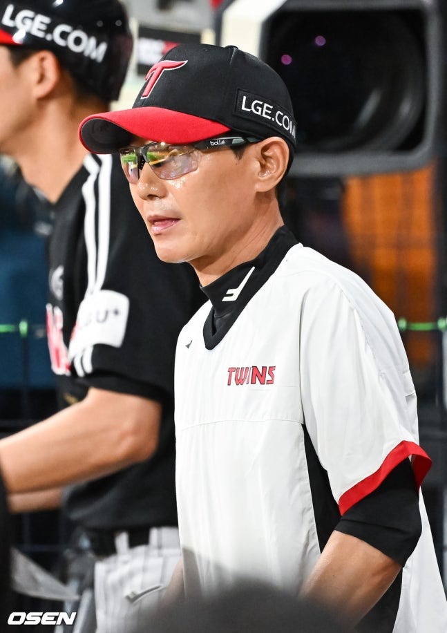 경기를 지켜보고 있는 염경엽 감독.