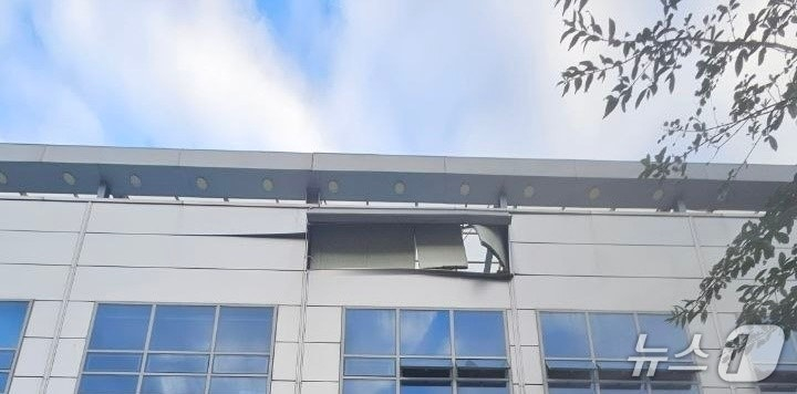 경기 수원시 한 마트 옥상 주차장에서 차량 추락 사고가 발생해 20대 운전자가 사망했다./사진=경기도소방재난본부 제공
