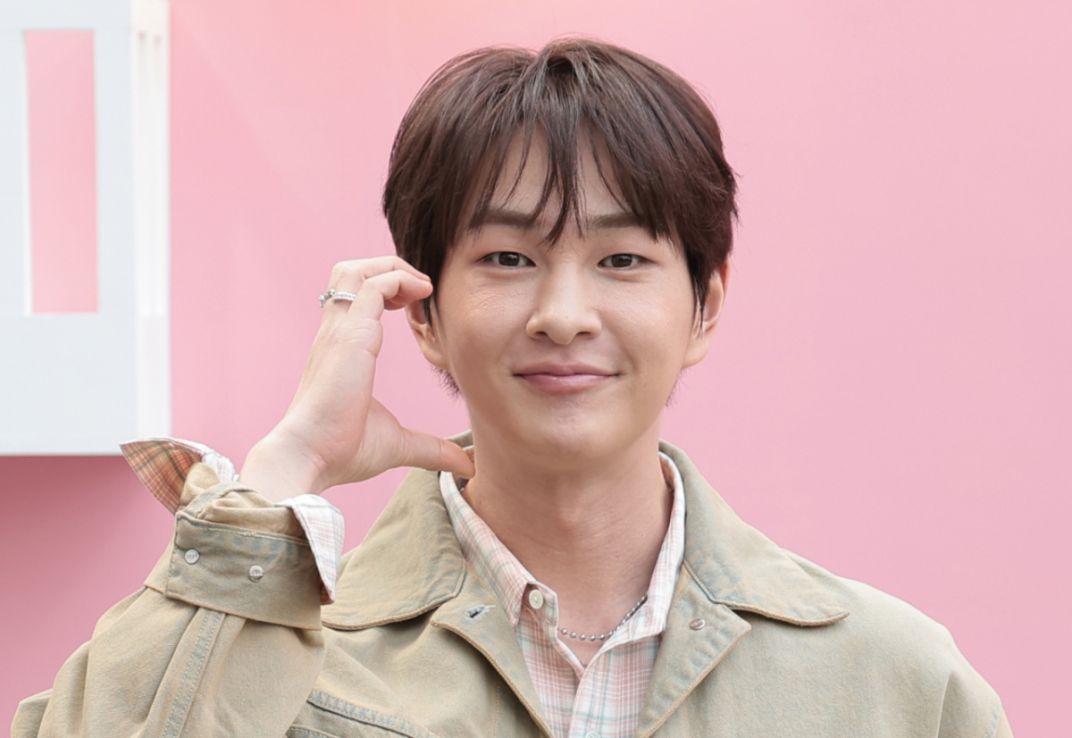 가수 온유(ONEW)가 9일 오전 서울 성동구 영화104에서 열린 미니 5집 'TOUGH LOVE' 발매를 기념 팝업 스토어 오픈 행사에 참석해 포즈를 취하고 있다./사진=뉴스1.