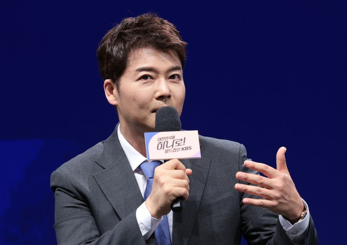 캐스터 전현무가 2일 서울 여의도 KBS 아트홀에서 열린 'KBS 2026 FIFA 북중미 월드컵' 제작발표회에 참석해 취재진 질문에 답하고 있다./사진=뉴스1.