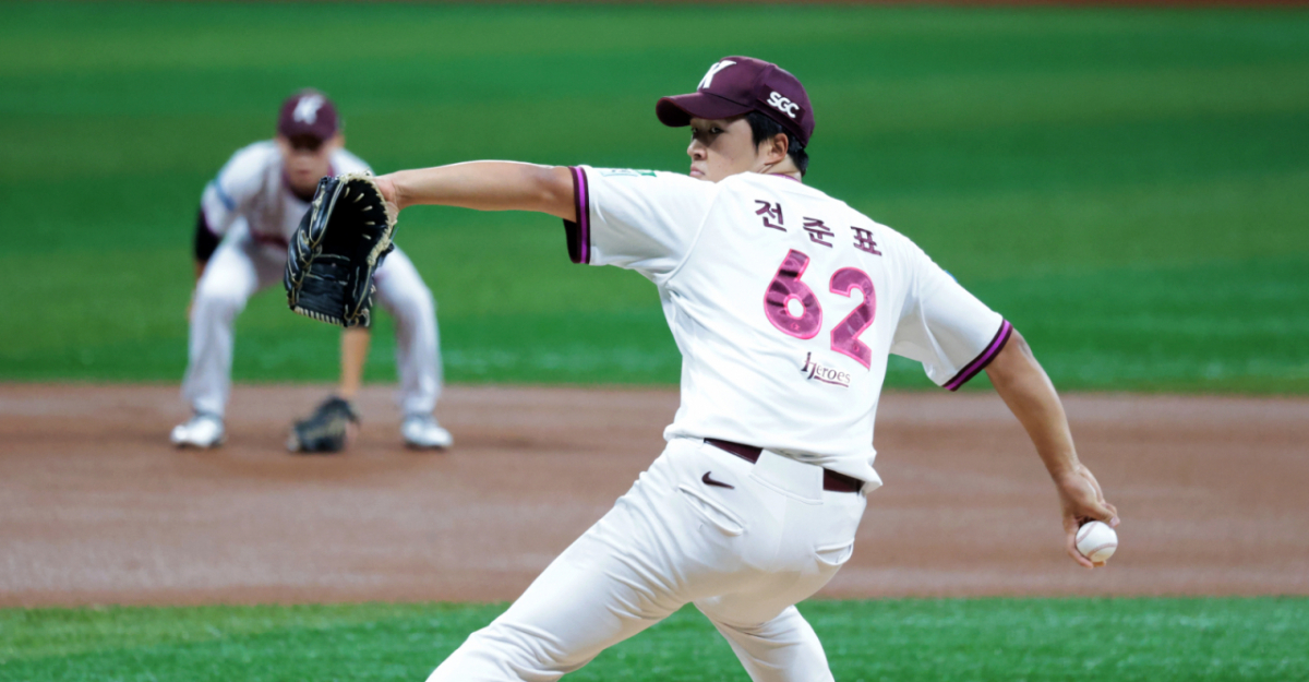 키움 우완투수 전준표가 12일 고척스카이돔에서 열린 2026KBO리그 키움히어로즈와 LG트윈스 경기에서 선발로 나와 역투하고 있다. 2026.08.12. /사진=강영조 cameratalks@