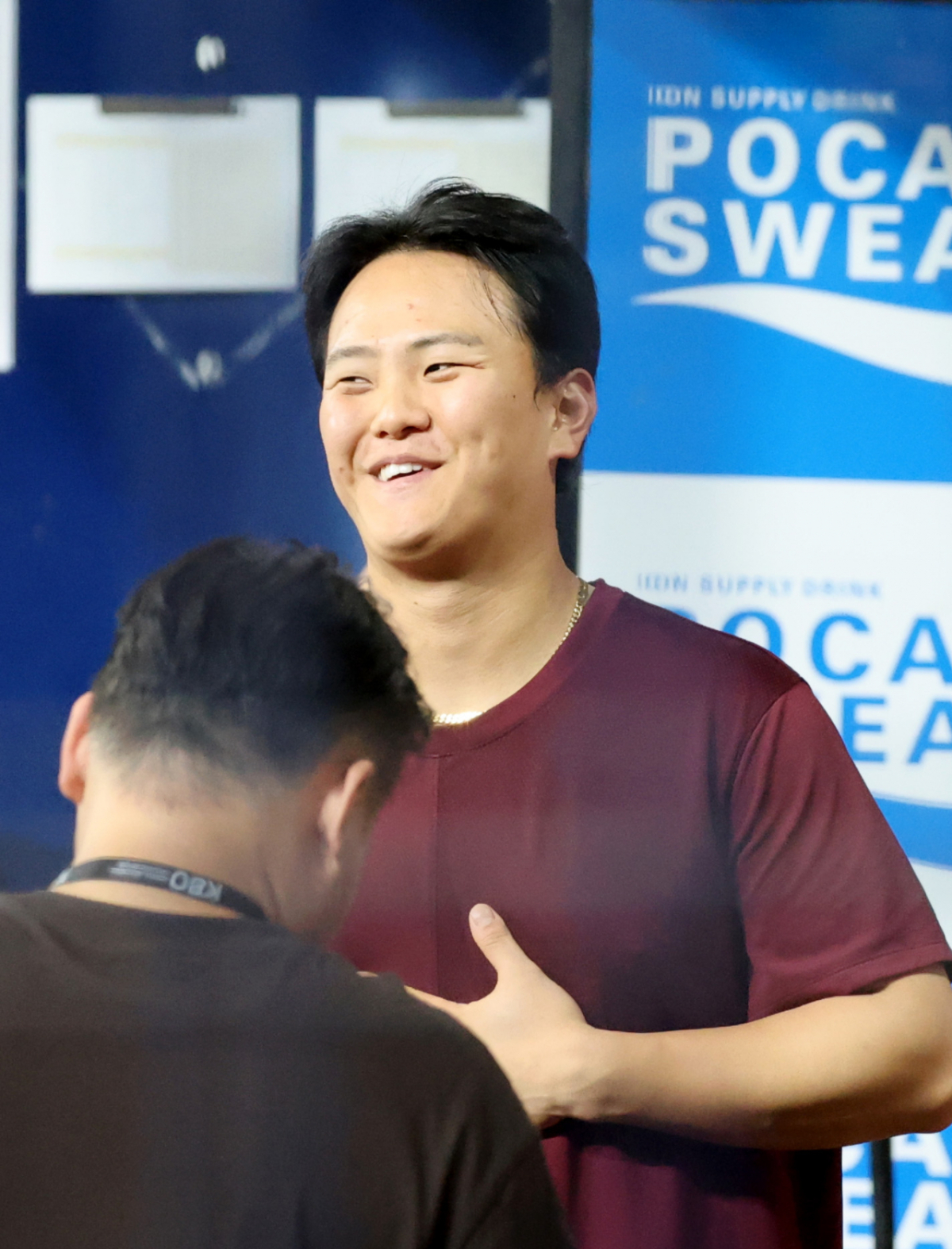 아이치-나고야 아시안게임 야구대표팀으로 뽑힌 키움 포수 김건희가 11일 고척스카이돔에서 열리는 2026KBO리그 키움히어로즈와 NC다이노스 경기에 앞서 기자들과 인터뷰를 하고 있다. 대표팀 승선을 축하하는 설종진 감독. 2026.06.11. /사진=강영조 cameratalks@