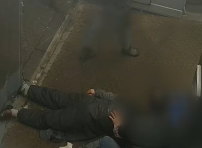 직원 머리를 망치로 가격한 치킨집 사장이 1심에서 징역형의 집행유예를 선고받았다. 사장은 재탕 음식을 직원들에게 제공하다 항의를 받자 범행을 저지른 것으로 알려졌다. /사진=JTBC '사건반장'