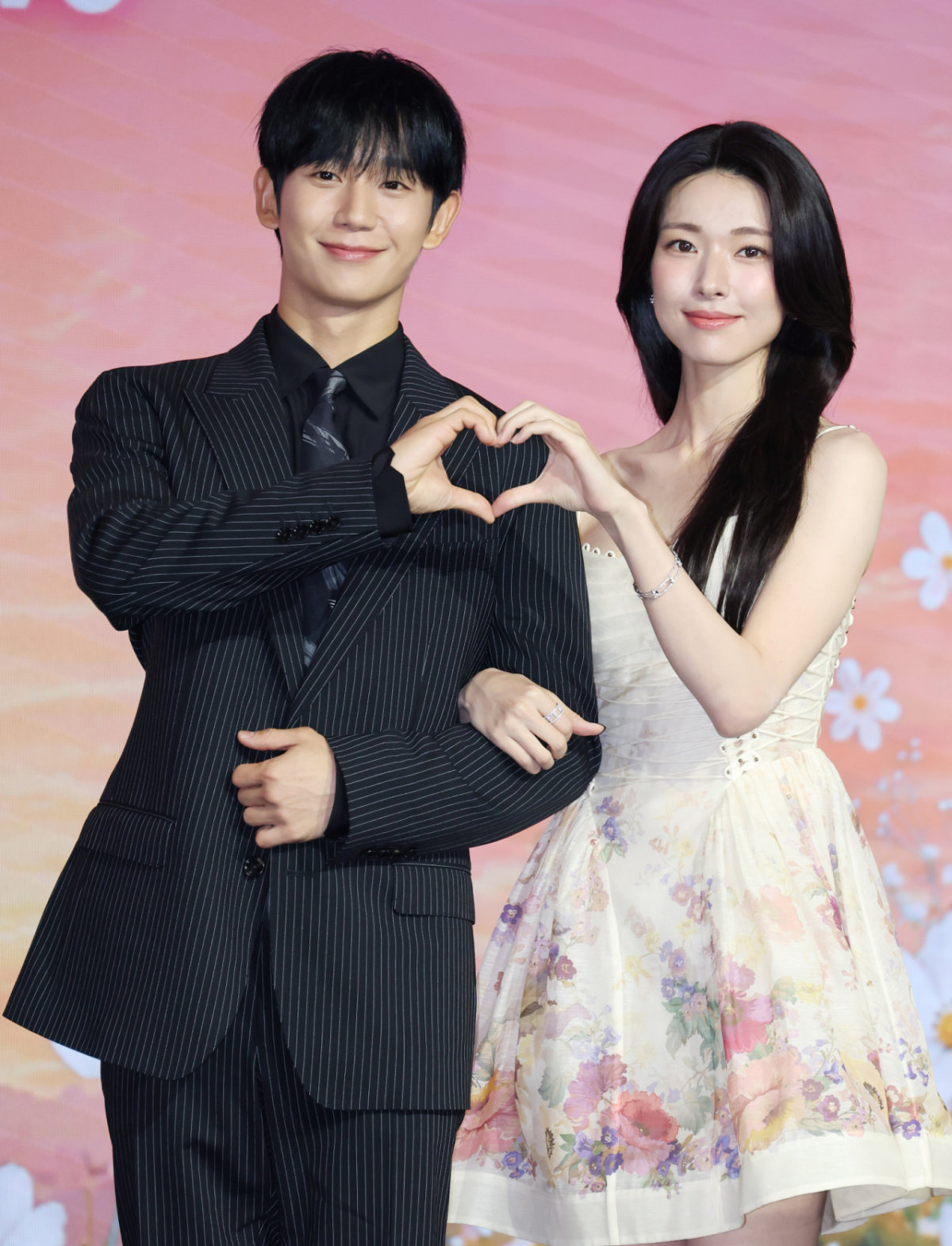 지난 5일 넷플릭스 오리지널 시리즈 '이런 엿같은 사랑' 제작발표회에 참석해 포즈를 취하고 있는 배우 정해인과 하영. /사진=스타뉴스