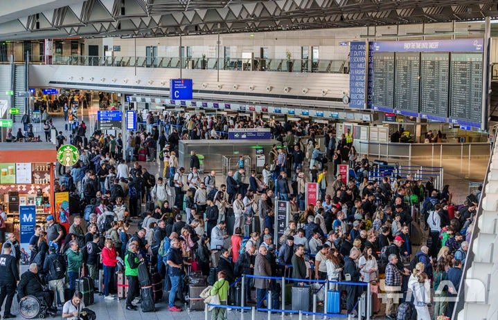 유럽연합(EU)이 새로 도입한 전자 입국 시스템으로 주요 공항 입국 심사 대기시간이 최대 두 배 늘었다고 파이낸셜타임스(FT)가 최근 보도했다. 사진은 지난해 3월 독일 프랑크푸르트 공항 모습. /AP=뉴시스