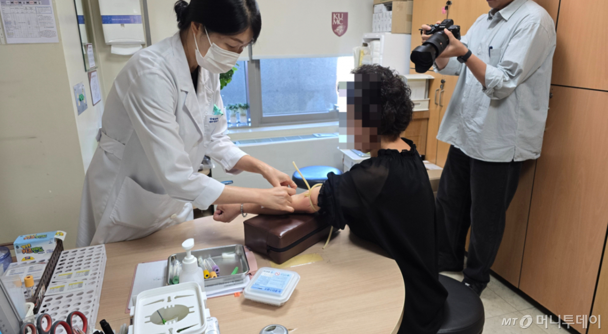 질병관리청의 mRNA(메신저 리보핵산) 백신 자급화 사업 임상 1상에 참여 중인 정진경씨(57·여)가 지난 12일 오후 서울 고려대 구로병원에서 채혈을 하고 있다. /사진=홍효진 기자