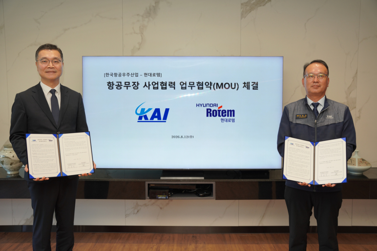 조형준(왼쪽) 현대로템 AD&RH사업본부장과 김용민 KAI사업부문장이 지난 12일 경남 사천 KAI 본사에 진행된‘항공무장 사업협력 업무협약(MOU)’체결식에서 기념촬영을 하고 있다./사진=현대로템