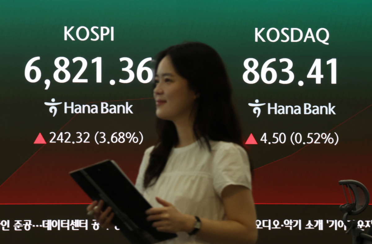 13일 오전 서울 중구 하나은행 딜링룸./사진=뉴시스
