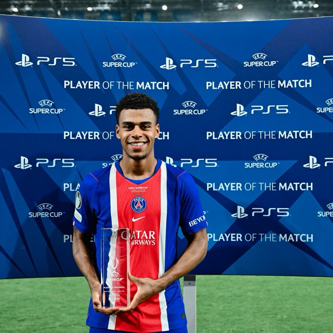 데지레 두에가 2026 유럽축구연맹(UEFA) 슈퍼컵 플레이어 오브 더 매치(POTM)를 수상하고 있다. /사진=파리 생제르맹 공식 사회관계망서비스(SNS)