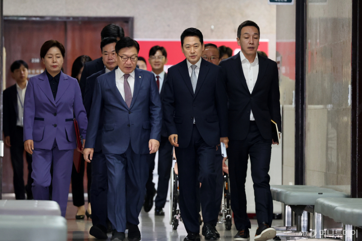 (서울=뉴스1) 황기선 기자 = 국민의힘 장동혁 대표와 정점식 원내대표가 13일 오전 서울 여의도 국회에서 열린 최고위원회의에 참석하고 있다. 2026.8.13/뉴스1 Copyright © 뉴스1. All rights reserved. 무단 전재 및 재배포, AI학습 이용 금지. /사진=(서울=뉴스1) 황기선 기자