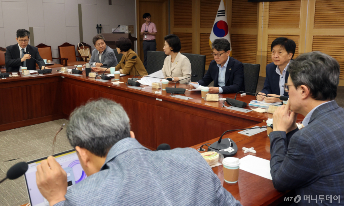 (서울=뉴스1) 황기선 기자 = 더불어민주당 서울지역 국회의원과 시의원이 6일 오전 서울 여의도 국회 의원회관에서 열린 '부동산 정책 대응 간담회'에 자리하고 있다. 이날 간담회는 '부동산 세제 정책 변화의 이해와 서울지역 민심에 미치는 영향'을 주제로 진행됐다. 2026.8.6/뉴스1 Copyright © 뉴스1. All rights reserved. 무단 전재 및 재배포, AI학습 이용 금지. /사진=(서울=뉴스1) 황기선 기자