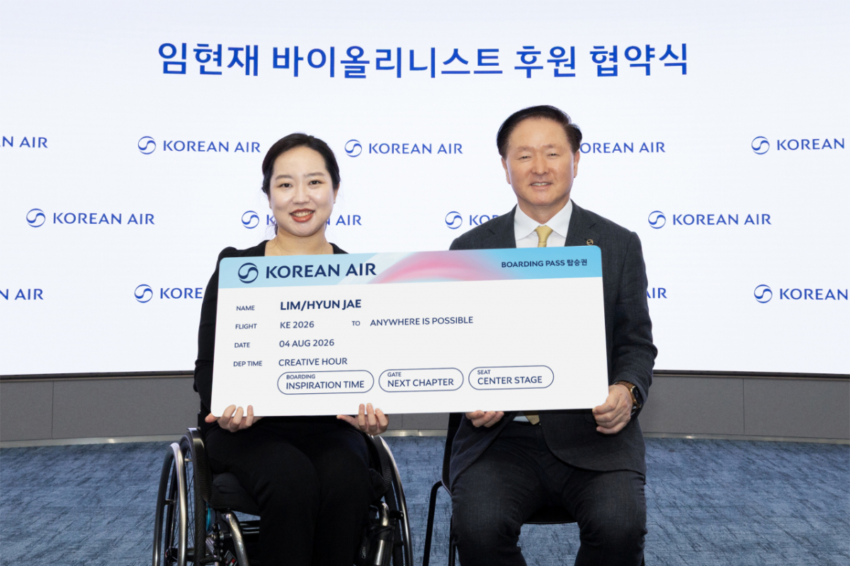 우기홍 대한항공 부회장(오른쪽)과 임현재 바이올리니스트가 모형 항공권을 들고 기념사진을 촬영하는 모습. /사진제공=대한항공