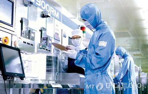 반도체 후공정 공장 안에서 생산직 종사자들이 근무하고 있다.기사내용과 무관./사진=머니투데이 DB.