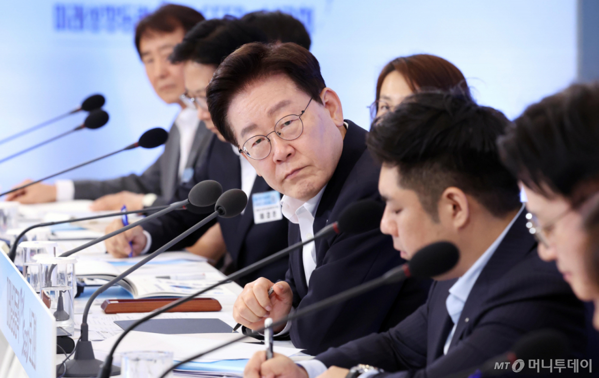 [서울=뉴시스] 조성봉 기자 = 이재명 대통령이 12일 청와대에서 열린 미래성장동력 7대 SEED 보고회에서 참석자 발언을 듣고 있다. 2026.08.12. suncho21@newsis.com /사진=조성봉
