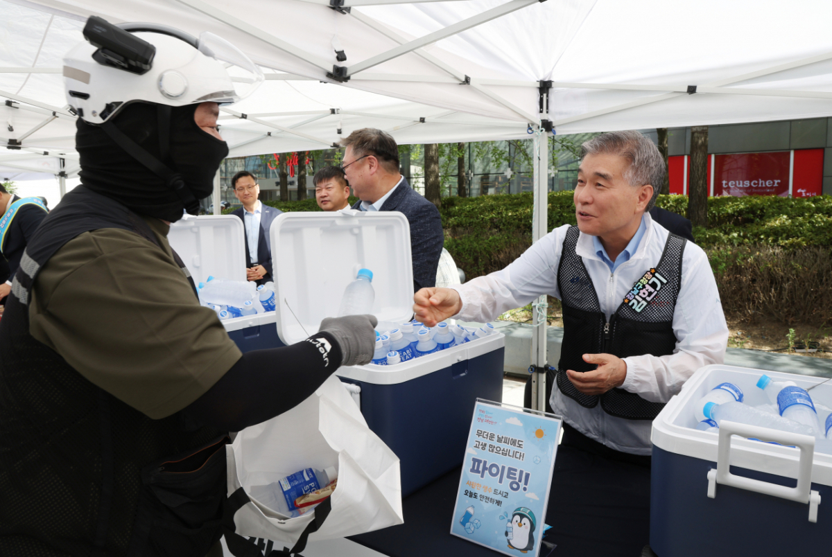 서울 강남구는 무역센터 남문 앞에서 폭염 속 장시간 야외근무를 이어가는 이동노동자의 건강과 안전을 위한 '이동노동자 폭염대비 안전지원 캠페인'을 열었다고 13일 밝혔다. /사진제공=서울 강남구