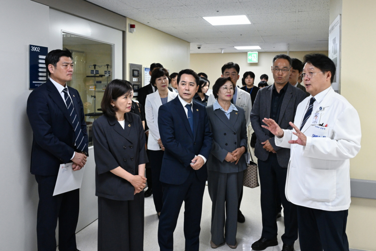 임만균 서울시의회 의장은 전날 오후 동작구 보라매병원을 찾아 무더위에도 환자 진료에 매진하고 있는 의료진의 노고를 격려하고, 의료현장의 목소리를 청취했다고 13일 밝혔다./사진제공=서울시의회