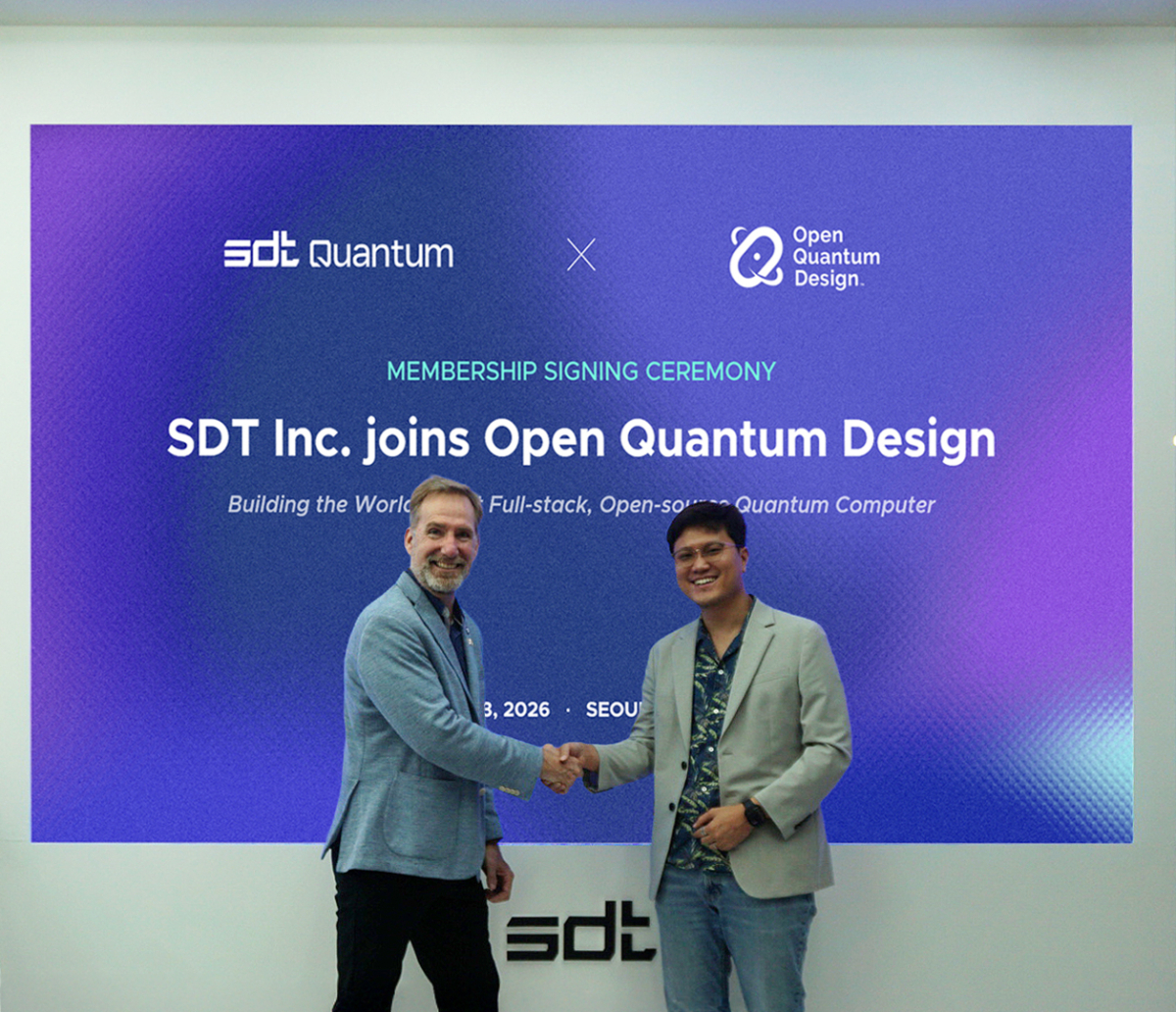 SDT-OQD 멤버십 체결식에서 OQD 공동 창립자 겸 CEO 그렉 딕(왼쪽)과 SDT 윤지원 대표(오른쪽)가 기념사진을 촬영하고 있다. /사진=SDT