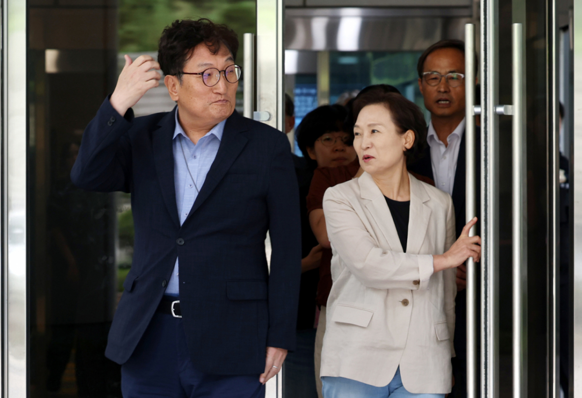 노영민 전 대통령 비서실장과 김현미 전 국토교통부 장관이 13일 오전 서울 서초구 서울중앙지법에서 열린 '채용청탁·외압 혐의' 1심에서 무죄를 선고받고 법원을 나서고 있다./사진=뉴시스
