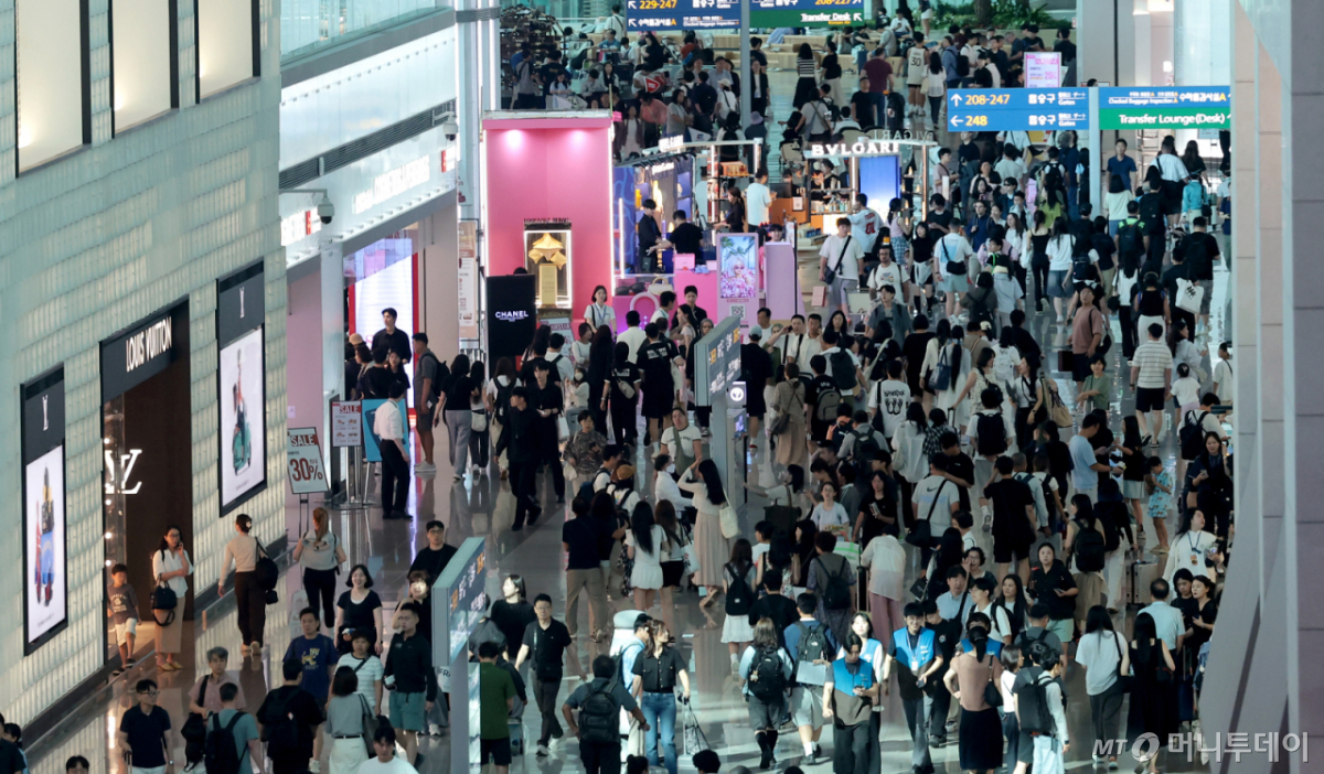 (인천공항=뉴스1) 권현진 기자 = 본격적인 여름 휴가철이 시작된 31일 인천국제공항 제2여객터미널 면세점이 여행객들로 붐비고 있다. 2026.7.31/뉴스1 Copyright © 뉴스1. All rights reserved. 무단 전재 및 재배포, AI학습 이용 금지. /사진=(인천공항=뉴스1) 권현진 기자